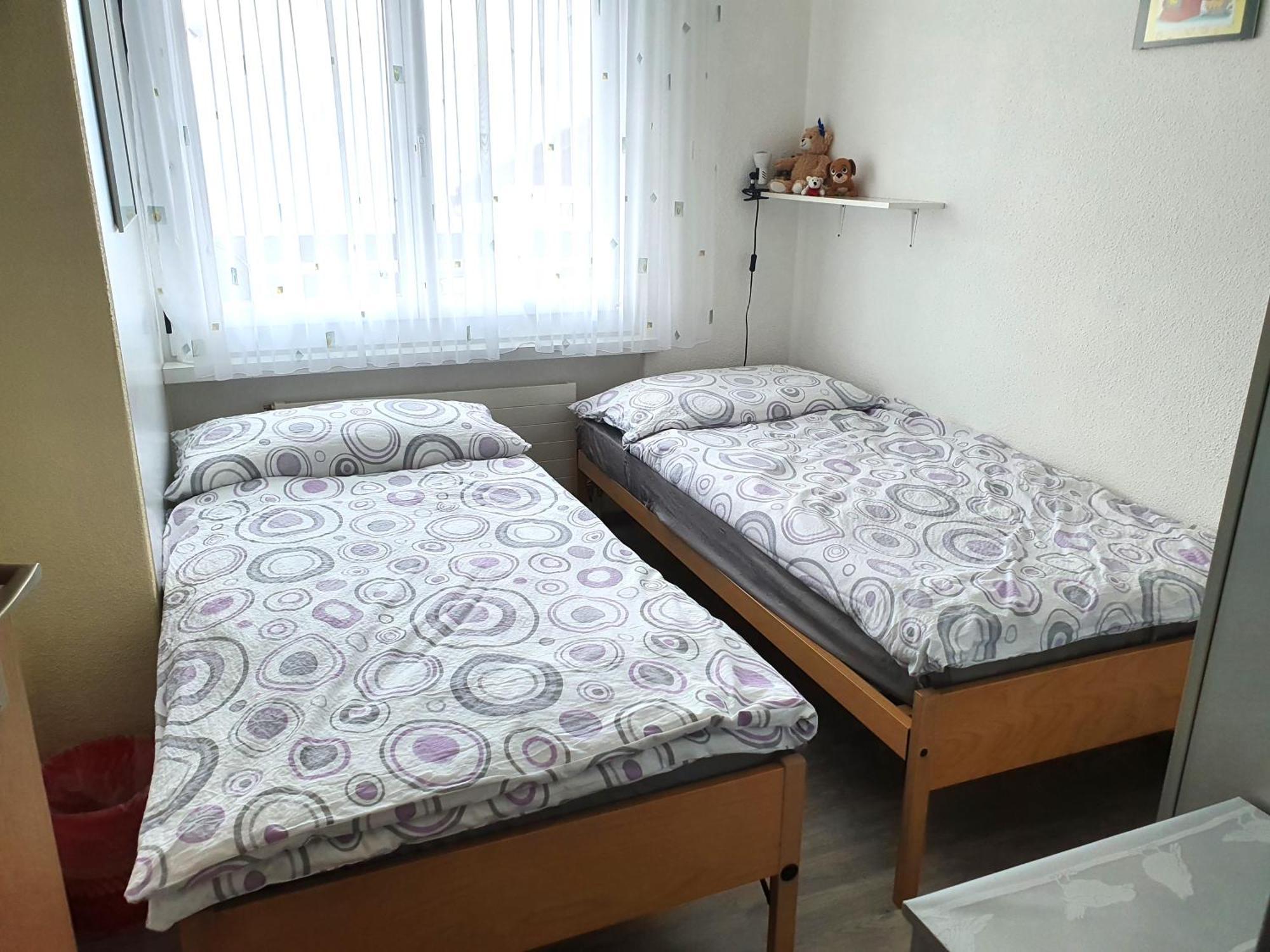 Elfe Apartments Ferien-Miet-Wohnung Еметен Стая снимка