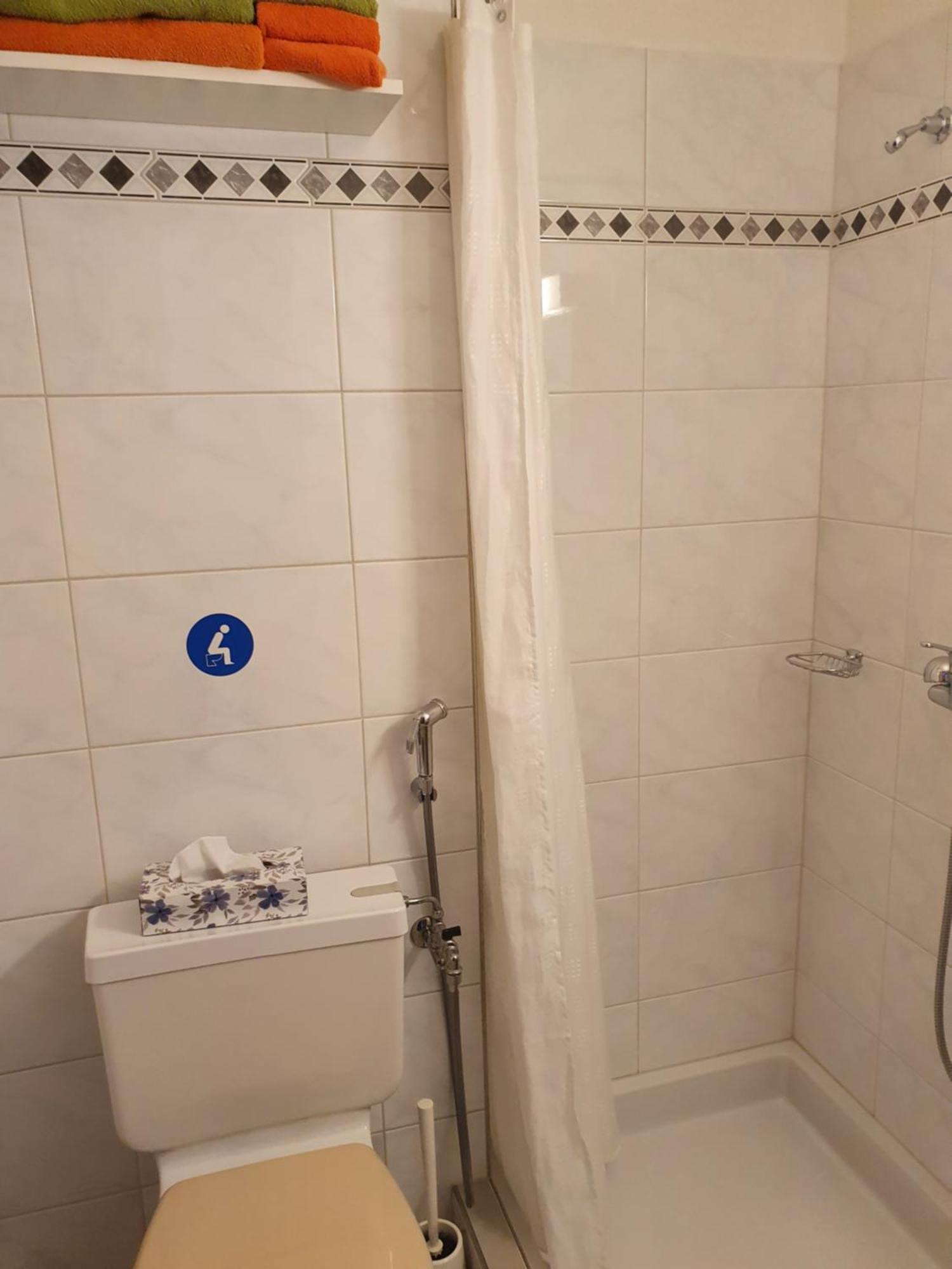Elfe Apartments Ferien-Miet-Wohnung Еметен Стая снимка