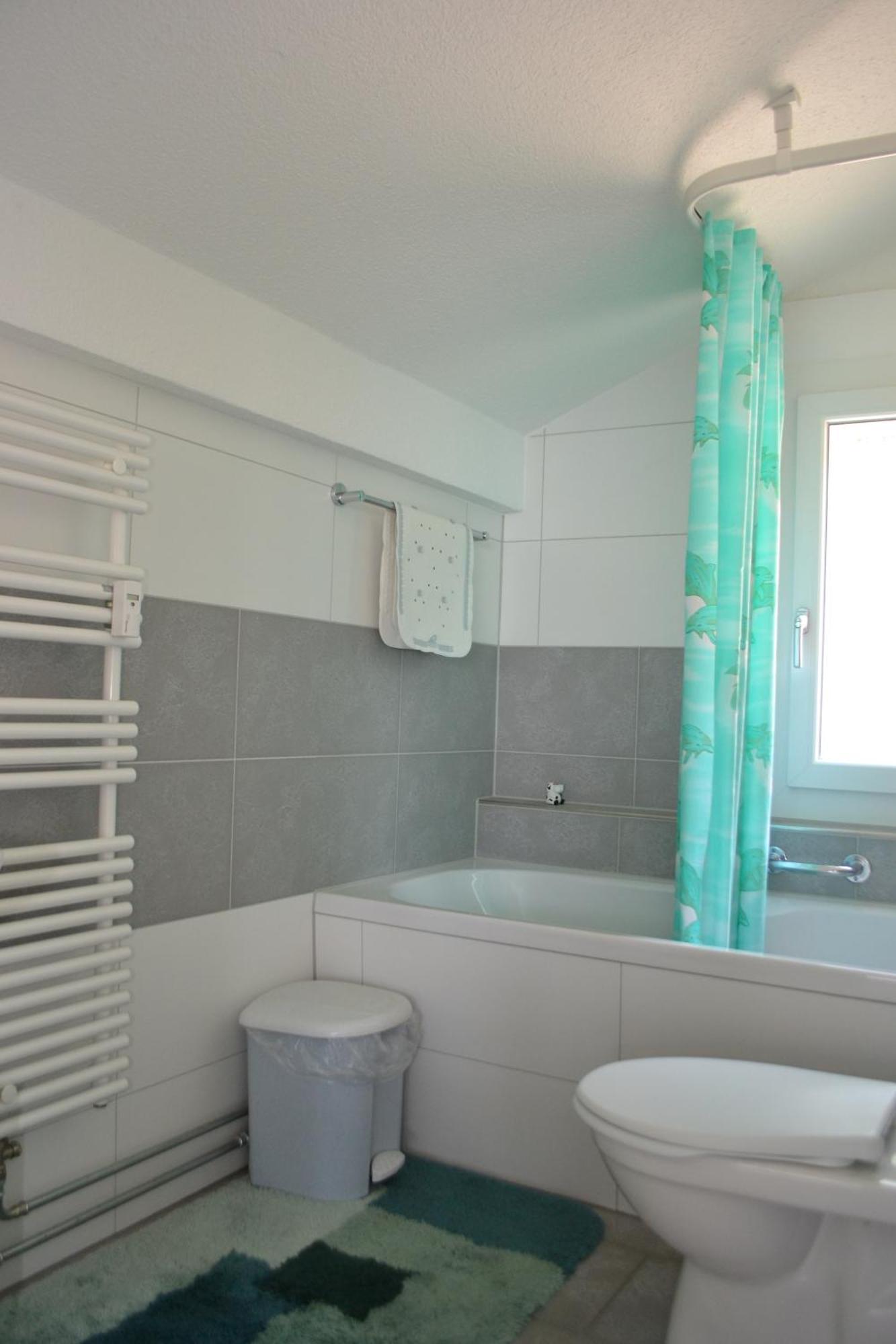 Elfe Apartments Ferien-Miet-Wohnung Еметен Стая снимка